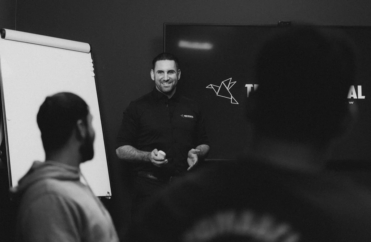 Tommy Bekelaar geeft een training